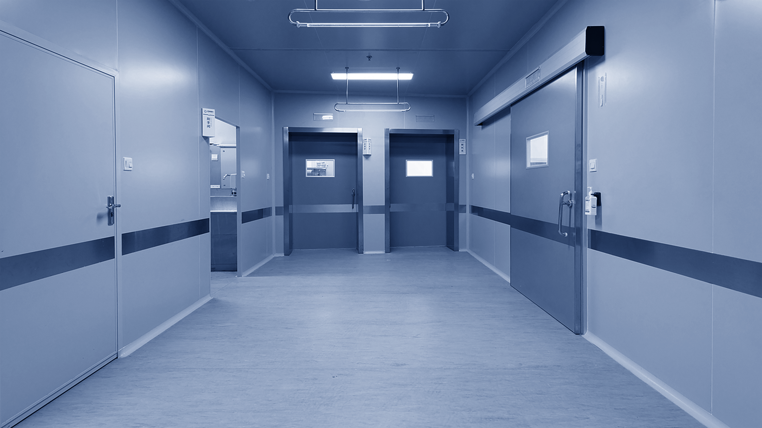 Pharmaceutical cleanroom corridor